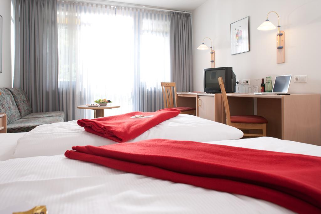 Behringers Freizeit - Und Tagungshotel Гёсвайнштайн Экстерьер фото